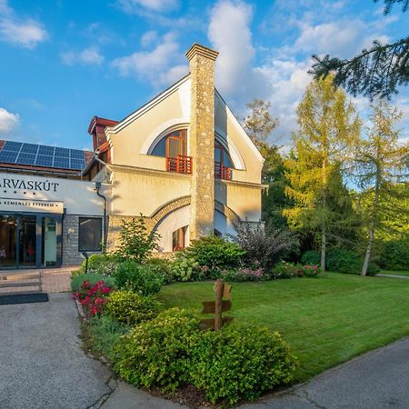 Szarvaskut Hotel Zirc Esterno foto