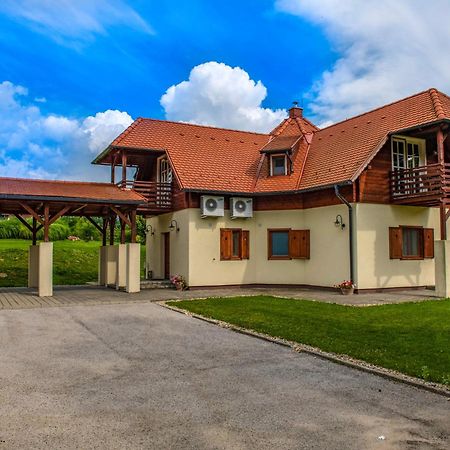 Szarvaskut Hotel Zirc Esterno foto