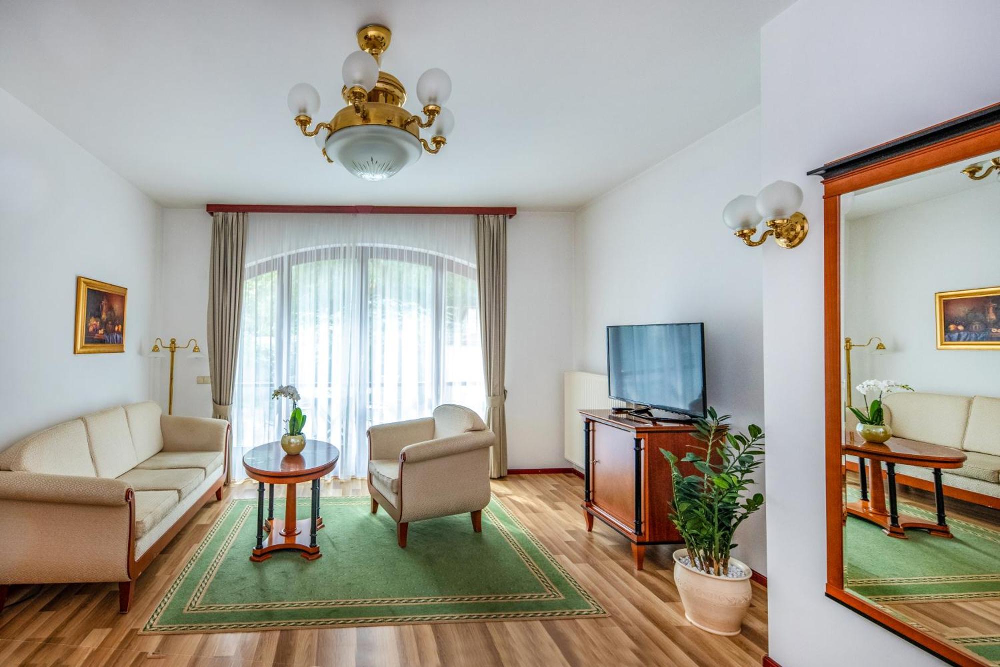 Szarvaskut Hotel Zirc Esterno foto