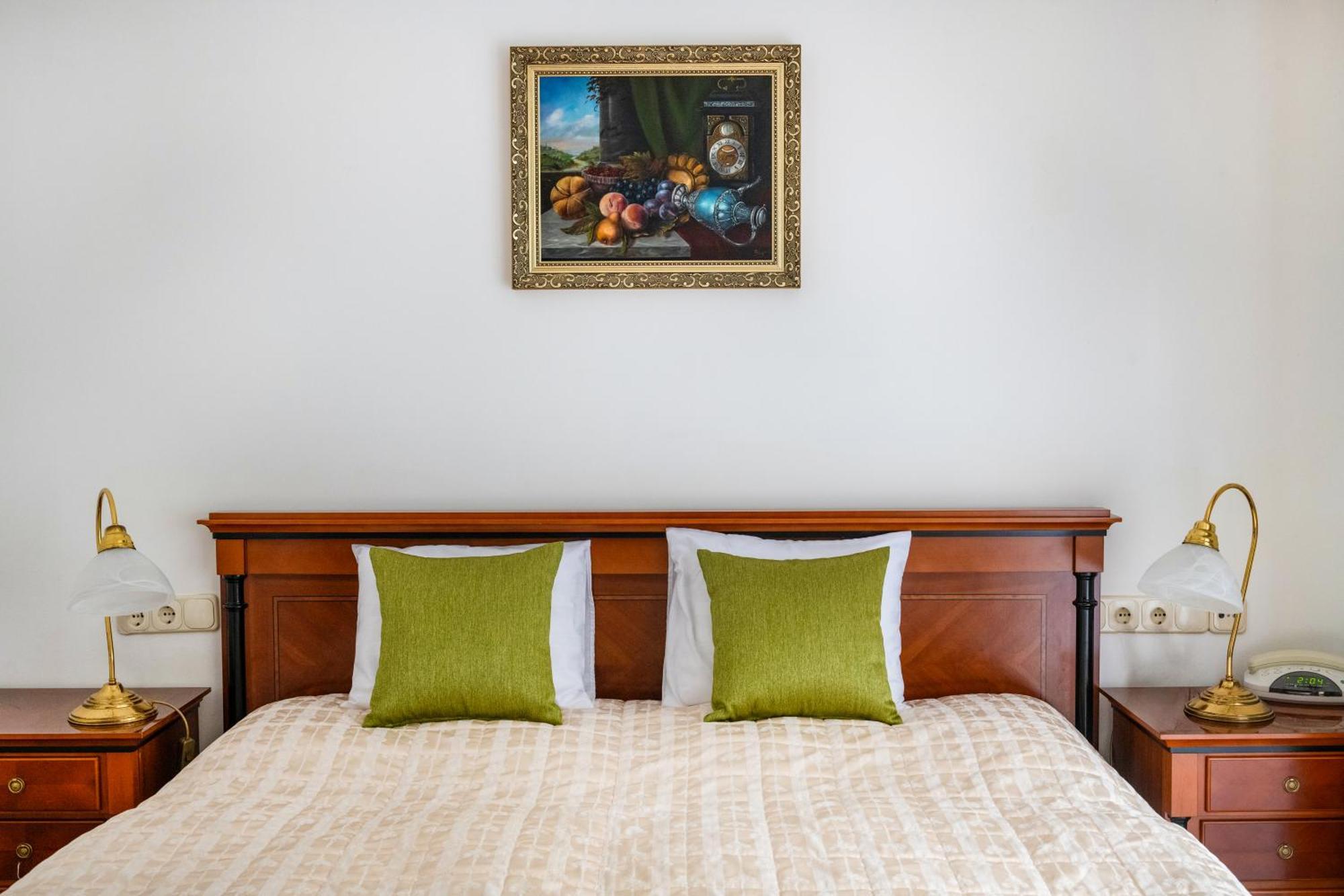 Szarvaskut Hotel Zirc Esterno foto
