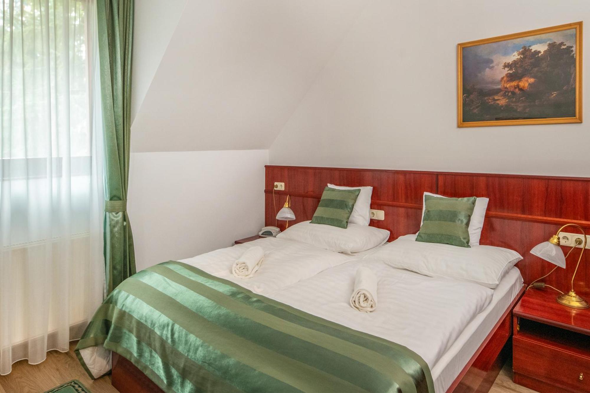 Szarvaskut Hotel Zirc Esterno foto