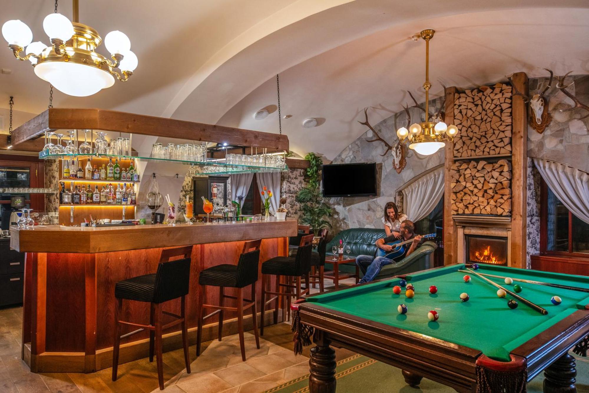 Szarvaskut Hotel Zirc Esterno foto