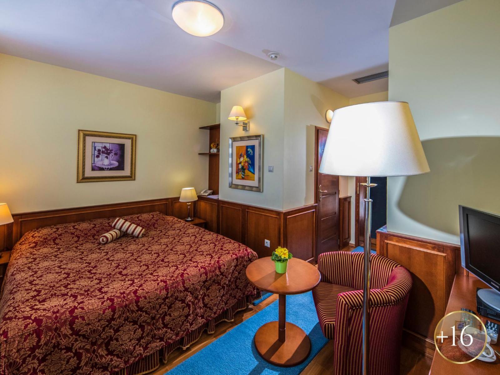 Szarvaskut Hotel Zirc Esterno foto
