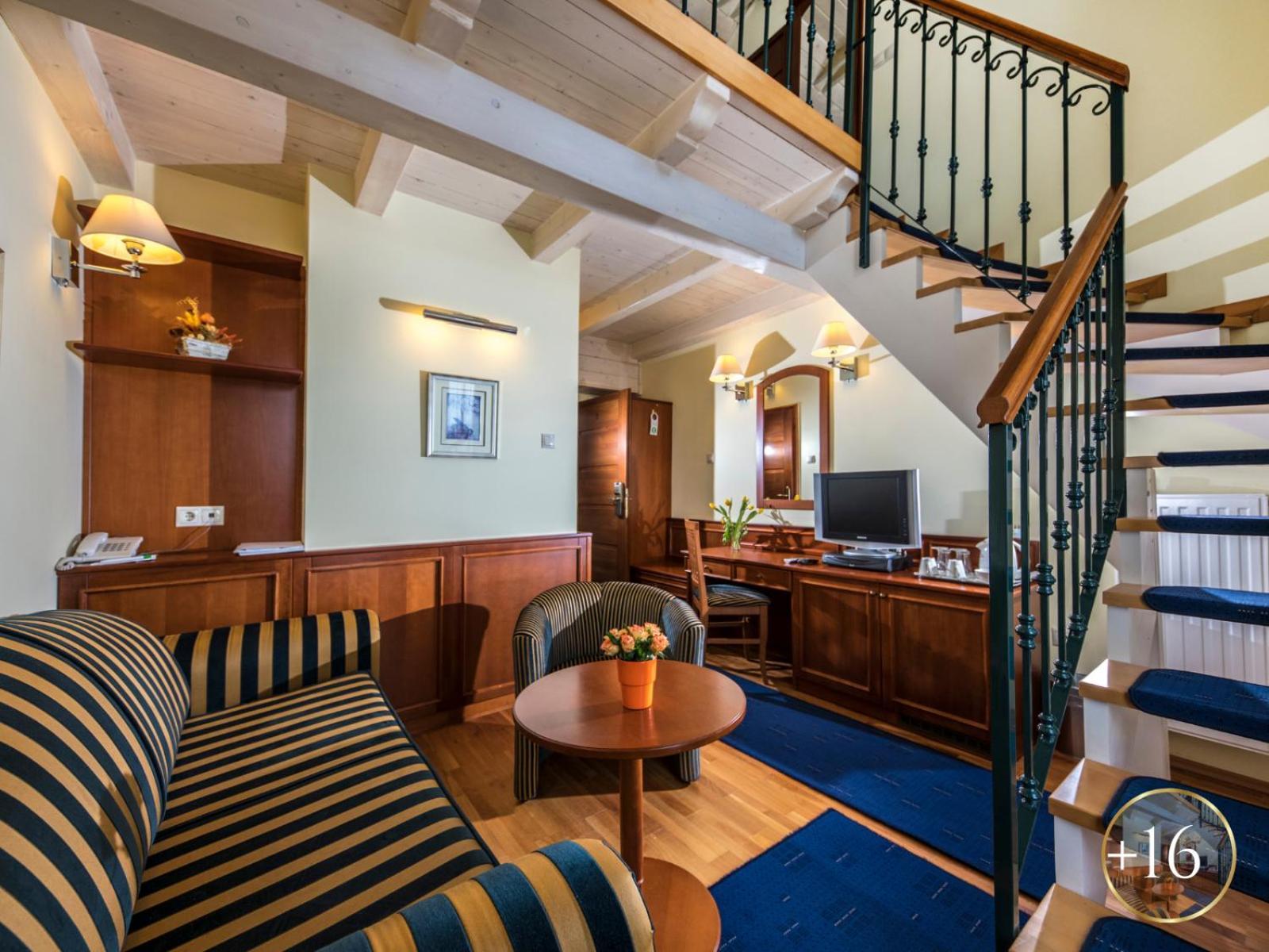 Szarvaskut Hotel Zirc Esterno foto